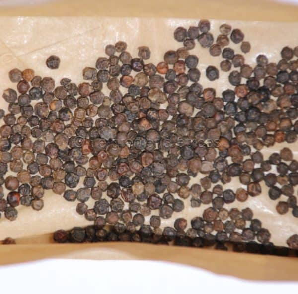 Grains de poivre noir dans un emballage kraft alimentaire